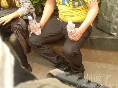 裤裆开了的哥们。 裤裆开了的哥们。