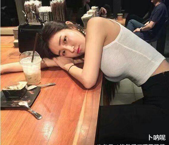 跟女同学坐在一起,阿姨好奇地看了一会,露出了我是过来人的笑容 跟女同学坐在一起,阿姨好奇地看了一会,露出了我是过来人的笑容