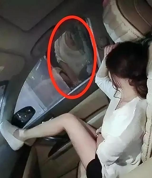 妹子别以为车里很安全,玻璃上的秘密都被看清了,难道不尴尬吗? 妹子别以为车里很安全,玻璃上的秘密都被看清了,难道不尴尬吗?