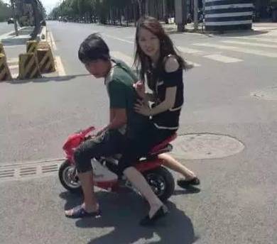 “为什么女生穿这种衣服不会掉下来?”这让我疑惑,哈哈哈尴尬了 “为什么女生穿这种衣服不会掉下来?”这让我疑惑,哈哈哈尴尬了