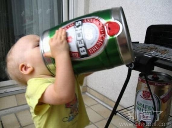 正在喝酒的小弟弟。