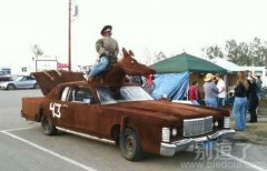 难道这是骑马的最新方式？