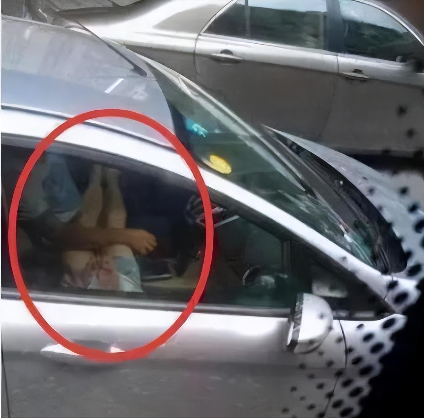 兄弟,你是不是忘记车窗是透明的?不要以为没人看得见啊! 兄弟,你是不是忘记车窗是透明的?不要以为没人看得见啊!