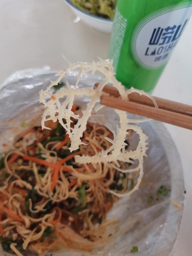 媳妇,跟你说穿着裙子别爬高,你看这下吃亏了吧? 媳妇,跟你说穿着裙子别爬高,你看这下吃亏了吧?
