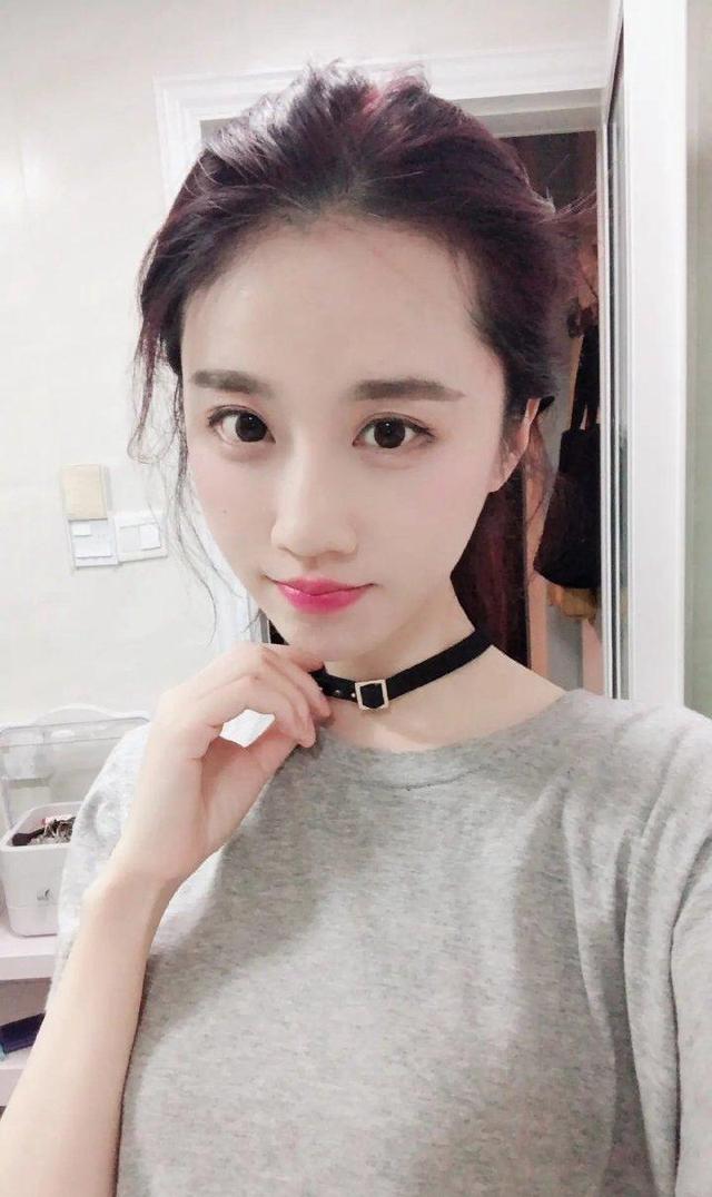 媳妇,跟你说穿着裙子别爬高,你看这下吃亏了吧? 媳妇,跟你说穿着裙子别爬高,你看这下吃亏了吧?