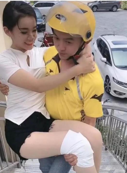 姑娘抱怨男友对她很是嫌弃,说平时穿的裙子太漏,请问这算漏吗? 姑娘抱怨男友对她很是嫌弃,说平时穿的裙子太漏,请问这算漏吗?