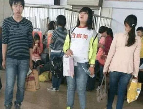 发现老婆的化妆桌抽屉里藏了好多这种小胶圈，这是干啥用的？