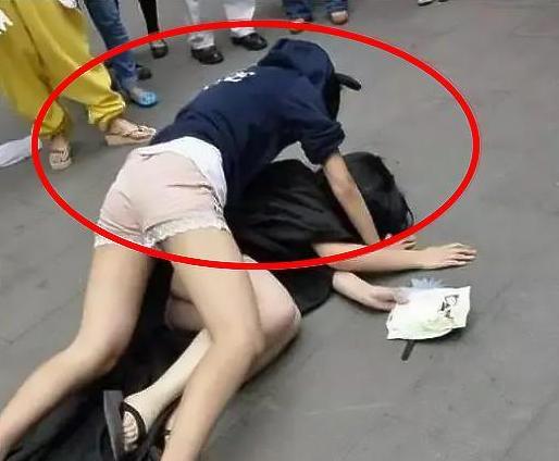 发现老婆的化妆桌抽屉里藏了好多这种小胶圈，这是干啥用的？