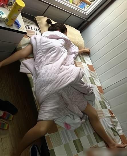 妹子干嘛呢?拍照可以但是能不能注意一点形象啊?看得我脸红了 妹子干嘛呢?拍照可以但是能不能注意一点形象啊?看得我脸红了