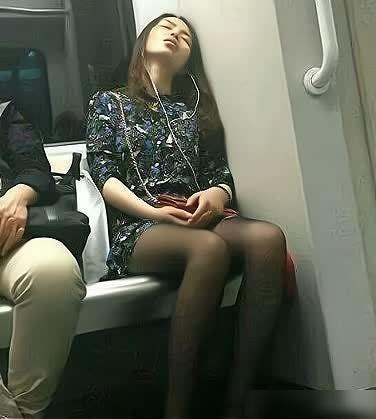 妹子干嘛呢?拍照可以但是能不能注意一点形象啊?看得我脸红了 妹子干嘛呢?拍照可以但是能不能注意一点形象啊?看得我脸红了