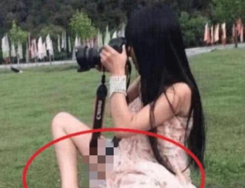 妹子拍照也要注意一下姿势,旁边的人都看光了,真的太尴尬了 妹子拍照也要注意一下姿势,旁边的人都看光了,真的太尴尬了
