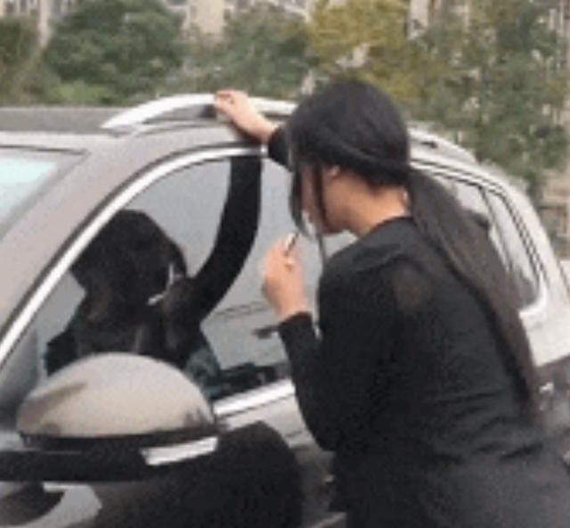 妹子拍照也要注意一下姿势,旁边的人都看光了,真的太尴尬了 妹子拍照也要注意一下姿势,旁边的人都看光了,真的太尴尬了
