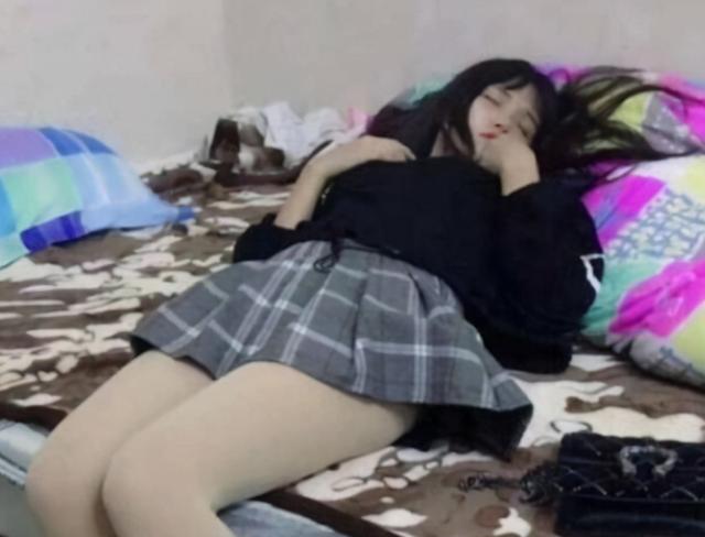 妹子拍照也要注意一下姿势,旁边的人都看光了,真的太尴尬了 妹子拍照也要注意一下姿势,旁边的人都看光了,真的太尴尬了