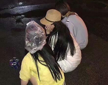妹子这么美的腿,竟然被黑丝破洞给毁了,真尴尬啊哈哈 妹子这么美的腿,竟然被黑丝破洞给毁了,真尴尬啊哈哈