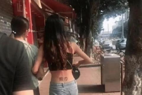 妹子心真大啊,衣服扣子开了都没感觉,我该怎么提醒她才不尴尬呢 妹子心真大啊,衣服扣子开了都没感觉,我该怎么提醒她才不尴尬呢