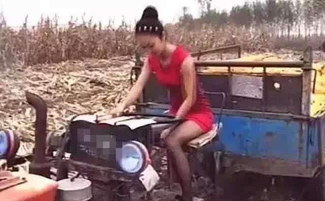 妹子心真大啊,衣服扣子开了都没感觉,我该怎么提醒她才不尴尬呢 妹子心真大啊,衣服扣子开了都没感觉,我该怎么提醒她才不尴尬呢