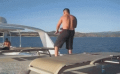 搞笑gif 助跑加上华丽的摔倒！