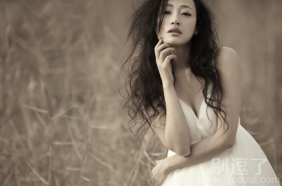 纠结，想什么呢美女