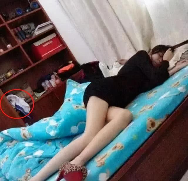 “姑娘别睡了,把柜子收拾一下啊,上面的东西都暴露你的秘密了”哈哈哈 “姑娘别睡了,把柜子收拾一下啊,上面的东西都暴露你的秘密了”哈哈哈