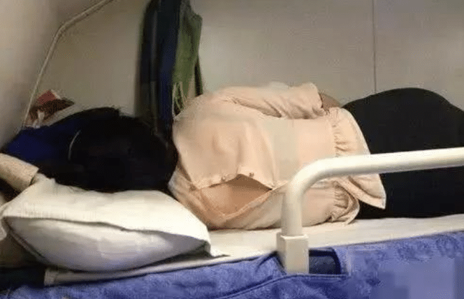 “姑娘别睡了,把柜子收拾一下啊,上面的东西都暴露你的秘密了”哈哈哈 “姑娘别睡了,把柜子收拾一下啊,上面的东西都暴露你的秘密了”哈哈哈