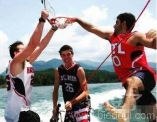 投篮高手在水上也得娱乐