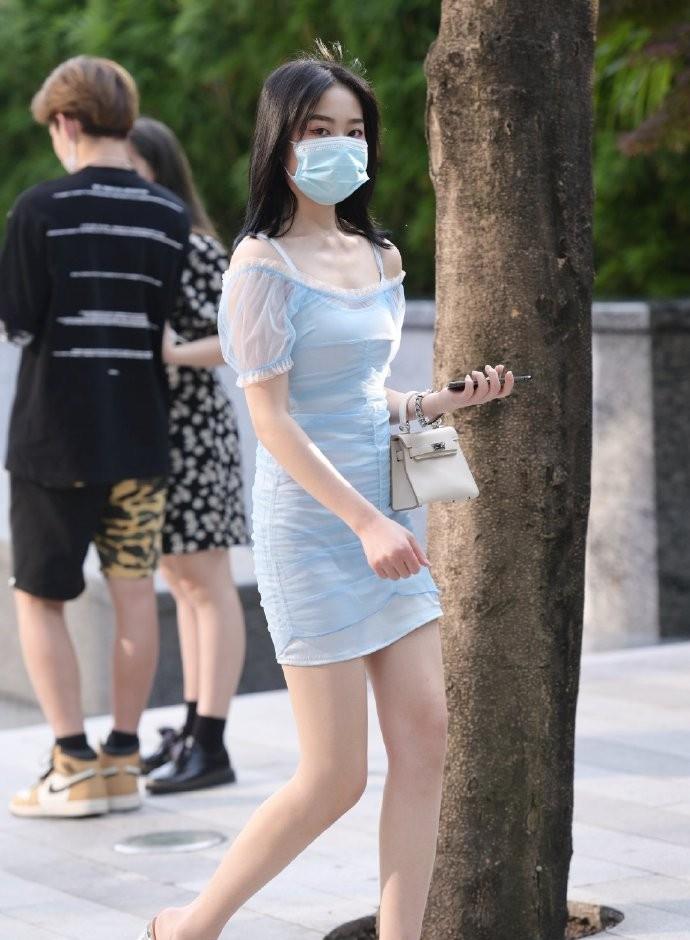 前桌的女同学上课穿成这个样子!总是让我分心!这可怎么办? 前桌的女同学上课穿成这个样子!总是让我分心!这可怎么办?