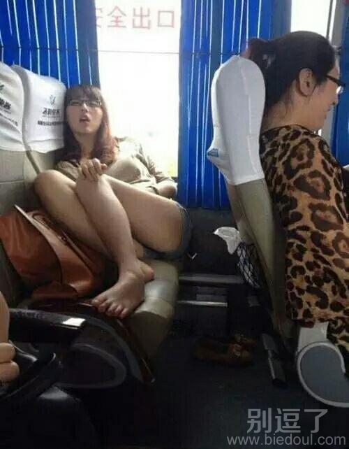 夏天坐火车应该挺有眼福的 夏天坐火车应该挺有眼福的