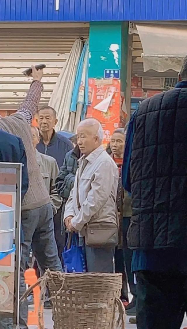 “朋友圈新型炫富技巧”非常实用,赶紧来学哈哈哈哈哈哈哈 “朋友圈新型炫富技巧”非常实用,赶紧来学哈哈哈哈哈哈哈