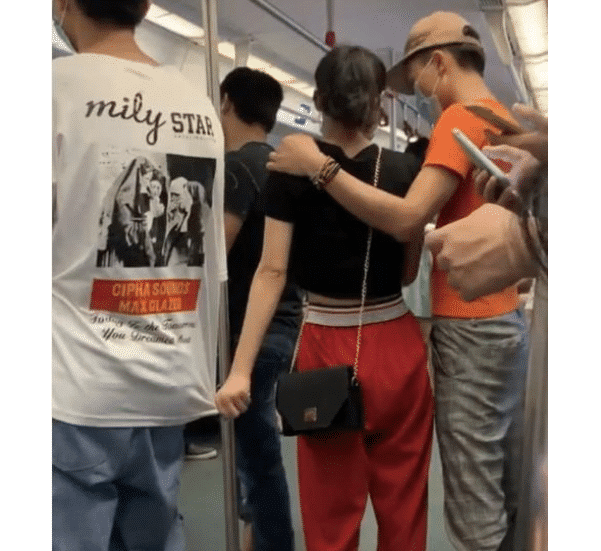 在地铁上无意看到的,我该怎么告诉她男朋友?确实让人挺尴尬的!哈哈 在地铁上无意看到的,我该怎么告诉她男朋友?确实让人挺尴尬的!哈哈