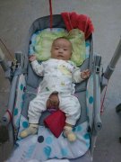 一个正在撒尿的孩子 一个正在撒尿的孩子