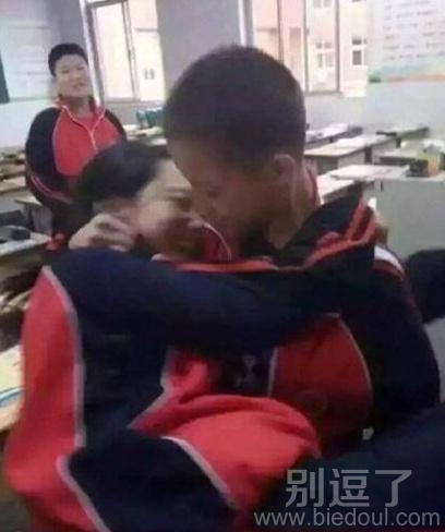 在教室里的小情侣。 在教室里的小情侣。