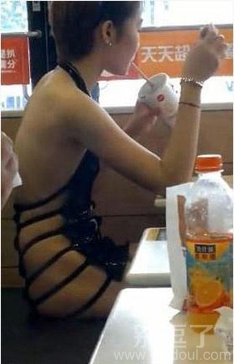 妹子的清凉装。。。 妹子的清凉装。。。