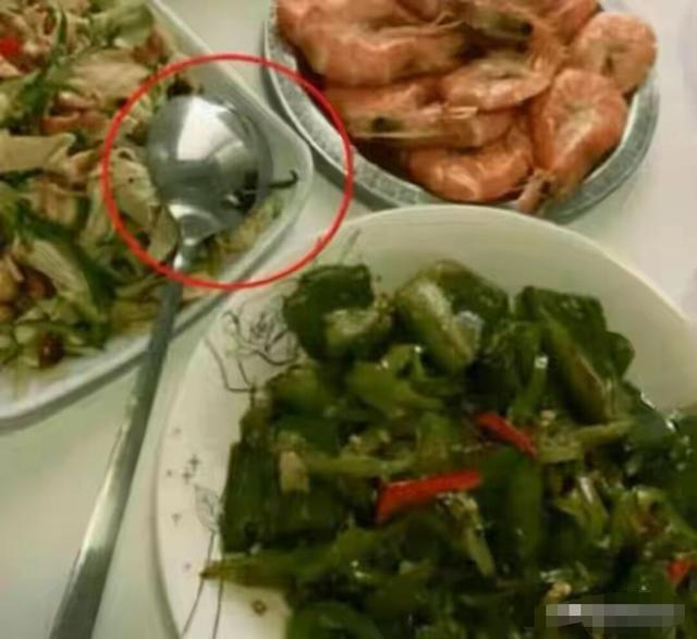 老婆发来一张吃饭的照片,我看完后选择离婚,网友:这波太细心了 老婆发来一张吃饭的照片,我看完后选择离婚,网友:这波太细心了