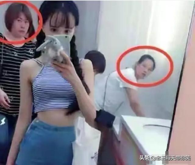 “姑娘心也太大了,真是啥地方都敢自拍”一旁的大婶都看不下去了 “姑娘心也太大了,真是啥地方都敢自拍”一旁的大婶都看不下去了