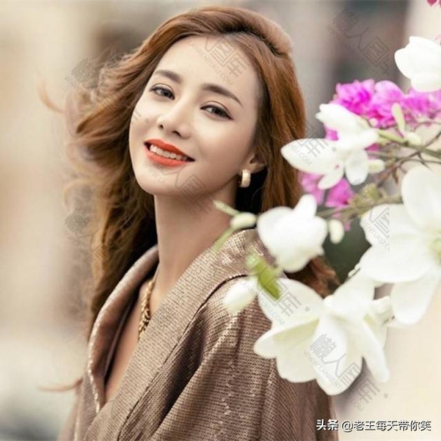 “姑娘心也太大了,真是啥地方都敢自拍”一旁的大婶都看不下去了 “姑娘心也太大了,真是啥地方都敢自拍”一旁的大婶都看不下去了