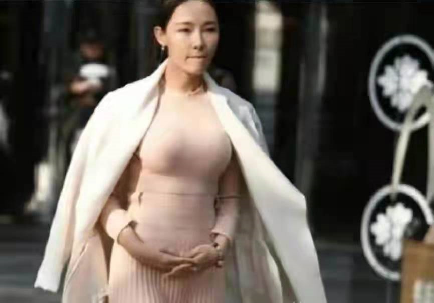 这样的姑娘走在街上,简直是让别人无路可走 这样的姑娘走在街上,简直是让别人无路可走