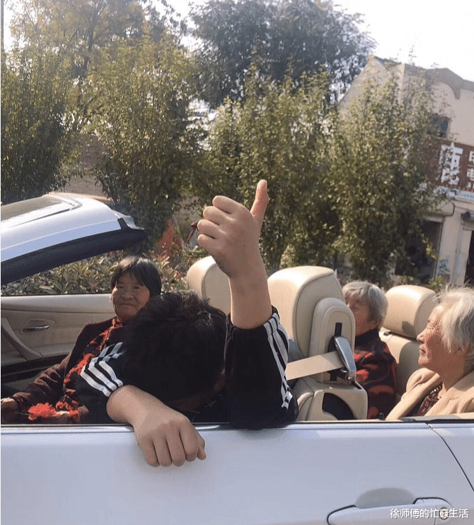 “不是说好了让我接伴娘的吗?”接到伴娘之后瞬间崩溃了 “不是说好了让我接伴娘的吗?”接到伴娘之后瞬间崩溃了