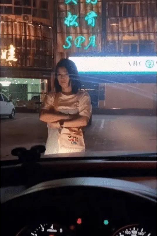 “地铁上看见心仪的女生,但她职业很特殊”你敢上去搭讪吗?哈哈 “地铁上看见心仪的女生,但她职业很特殊”你敢上去搭讪吗?哈哈