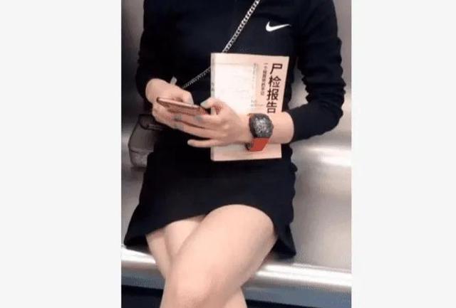 “地铁上看见心仪的女生，但她职业很特殊”你敢上去搭讪吗？哈哈