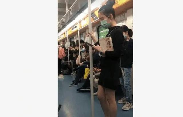 “地铁上看见心仪的女生,但她职业很特殊”你敢上去搭讪吗?哈哈 “地铁上看见心仪的女生,但她职业很特殊”你敢上去搭讪吗?哈哈