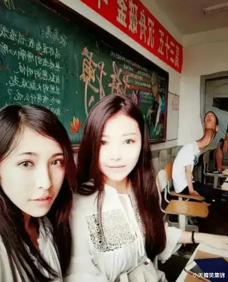 “美女穿紧身裙的样子太霸道,都原形毕露了,这就挺尴尬了!”哈哈哈~ “美女穿紧身裙的样子太霸道,都原形毕露了,这就挺尴尬了!”哈哈哈~
