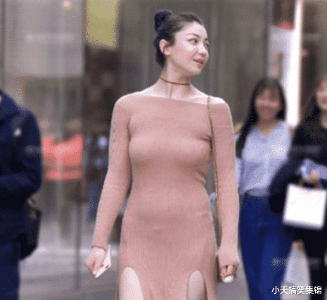 “美女穿紧身裙的样子太霸道,都原形毕露了,这就挺尴尬了!”哈哈哈~ “美女穿紧身裙的样子太霸道,都原形毕露了,这就挺尴尬了!”哈哈哈~