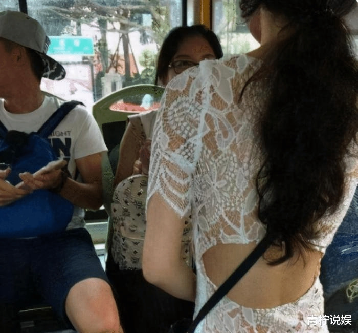 “姑娘心真大,穿成这样坐公交车,搞得车上的乘客都不淡定了!” “姑娘心真大,穿成这样坐公交车,搞得车上的乘客都不淡定了!”