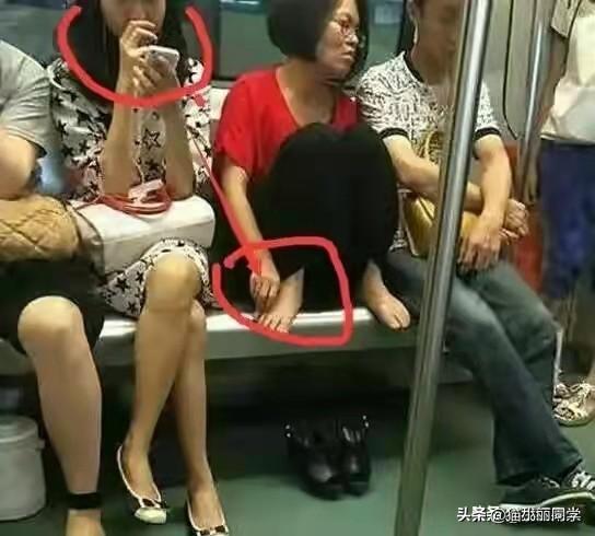 阿姨,地铁上这么多人看着呢,我都感觉到尴尬!网友:味道如何 阿姨,地铁上这么多人看着呢,我都感觉到尴尬!网友:味道如何