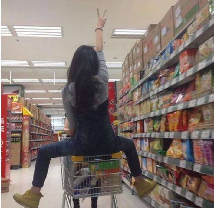 再也不相信那些女网红的身材了,她们现实中的身材简直刷新了我的三观 再也不相信那些女网红的身材了,她们现实中的身材简直刷新了我的三观