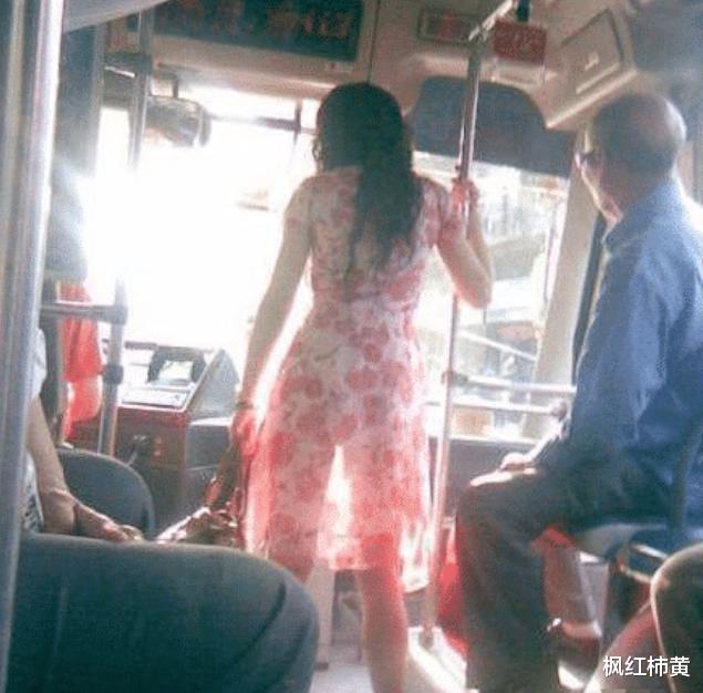 “小姐姐,你穿这样子的裙子办事, 真的不会觉得不方便么?”哈哈哈哈 “小姐姐,你穿这样子的裙子办事, 真的不会觉得不方便么?”哈哈哈哈
