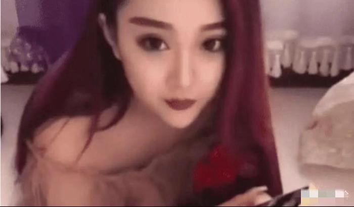 “伴娘怕抢了新娘风头独自躲在角落里玩手机,当看到真人时,评论区沸腾了”哈哈哈 “伴娘怕抢了新娘风头独自躲在角落里玩手机,当看到真人时,评论区沸腾了”哈哈哈