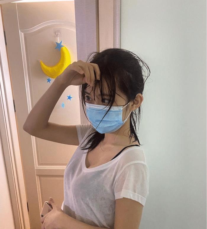 姑娘,你这件衣服也太小了,被人看到秘密多尴尬呀! 姑娘,你这件衣服也太小了,被人看到秘密多尴尬呀!