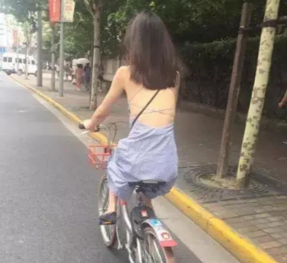 姑娘,你这件衣服也太小了,被人看到秘密多尴尬呀! 姑娘,你这件衣服也太小了,被人看到秘密多尴尬呀!