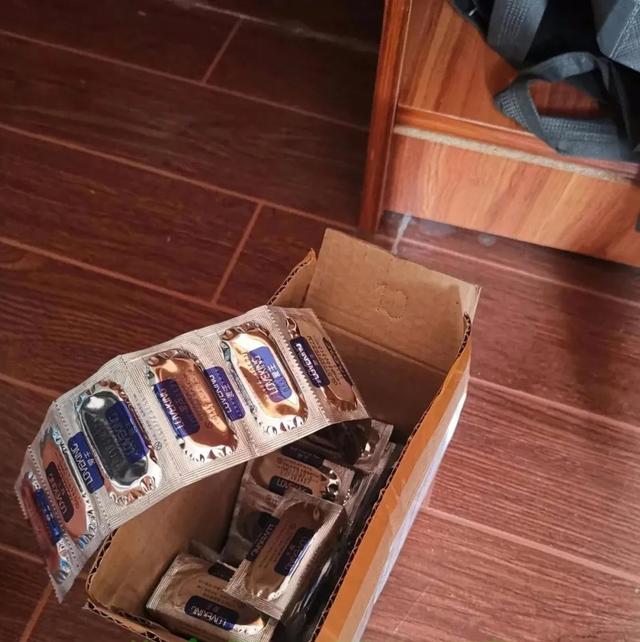 跟两个妹子合租,在衣柜里发现一箱杜蕾斯!这谁顶得住啊 跟两个妹子合租,在衣柜里发现一箱杜蕾斯!这谁顶得住啊